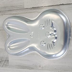Wilton bunny head bunny cake pan 12" x 9"  2105-2074 ©️ 2003
